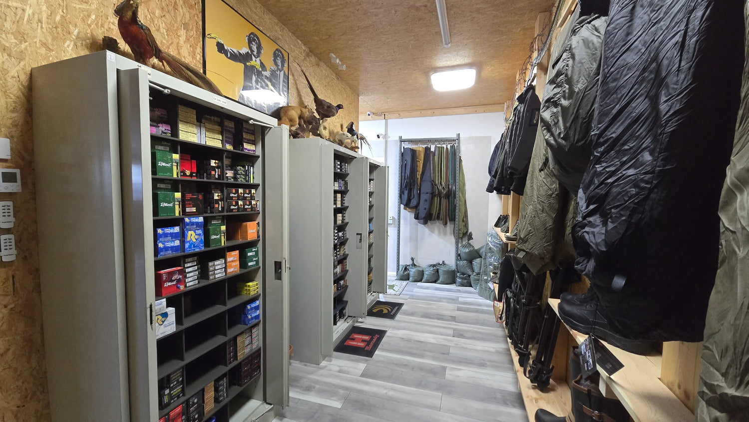 Blick in den Bekleidungsraum von My-Guns