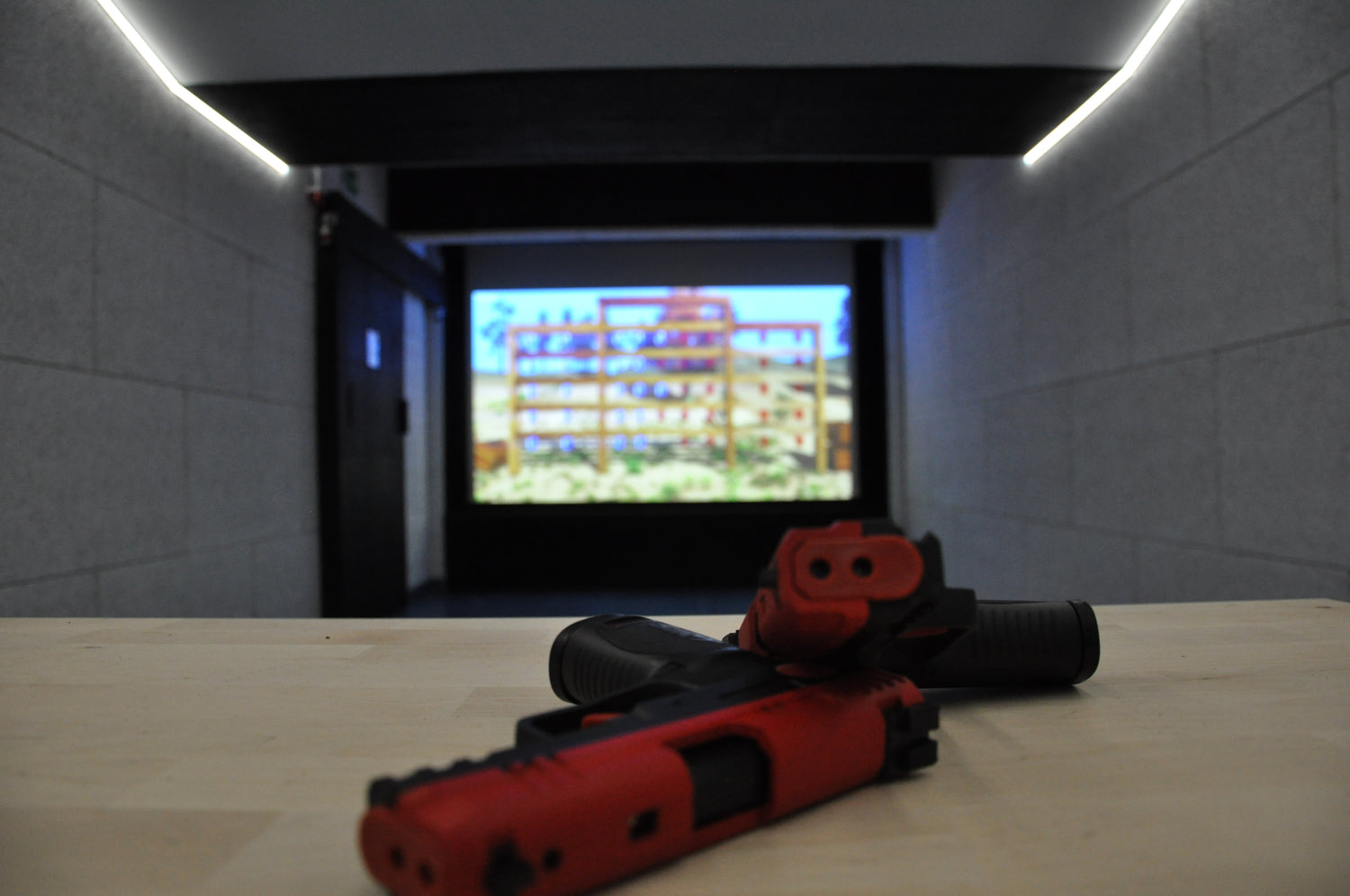 Laserschiessen 2 Pistolen auf dem Tisch