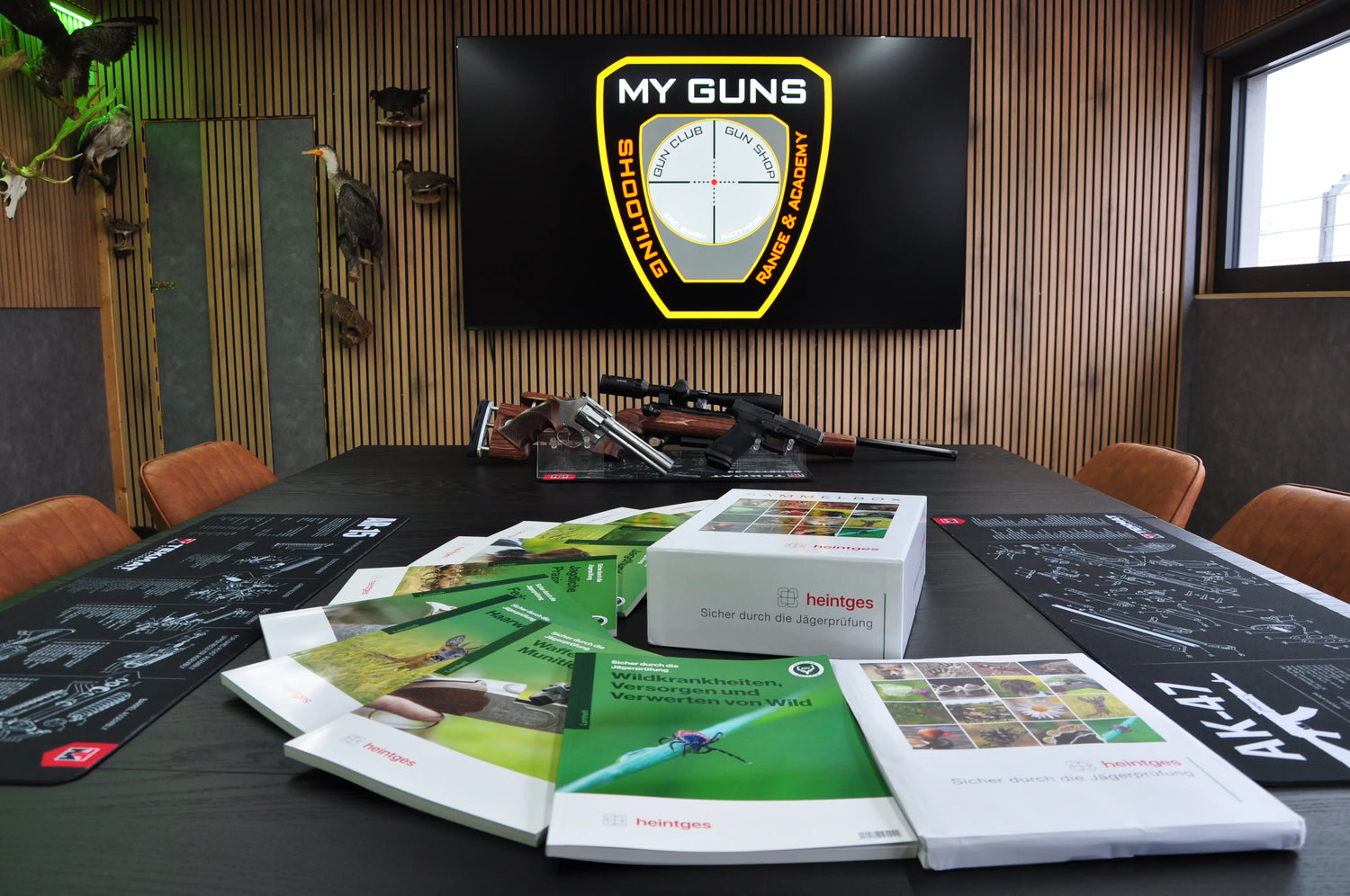 Tisch im Schulungsraum mit ausliegenden Jagdunterlagen heintges