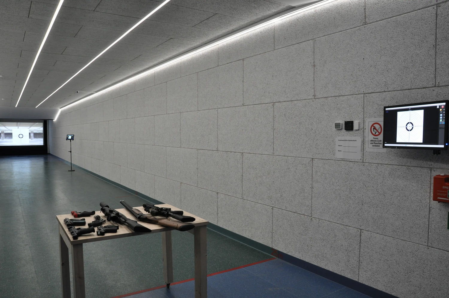 Schiessen mehrerer Waffen beim Testschiessen Testpaket im Schiesskino