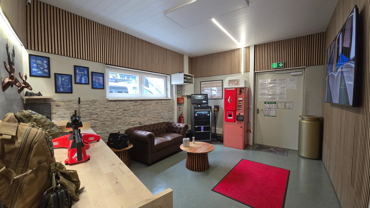 Das Bild zeigt einen modernen, stilvoll eingerichteten Aufenthalts- und Vorbereitungsraum