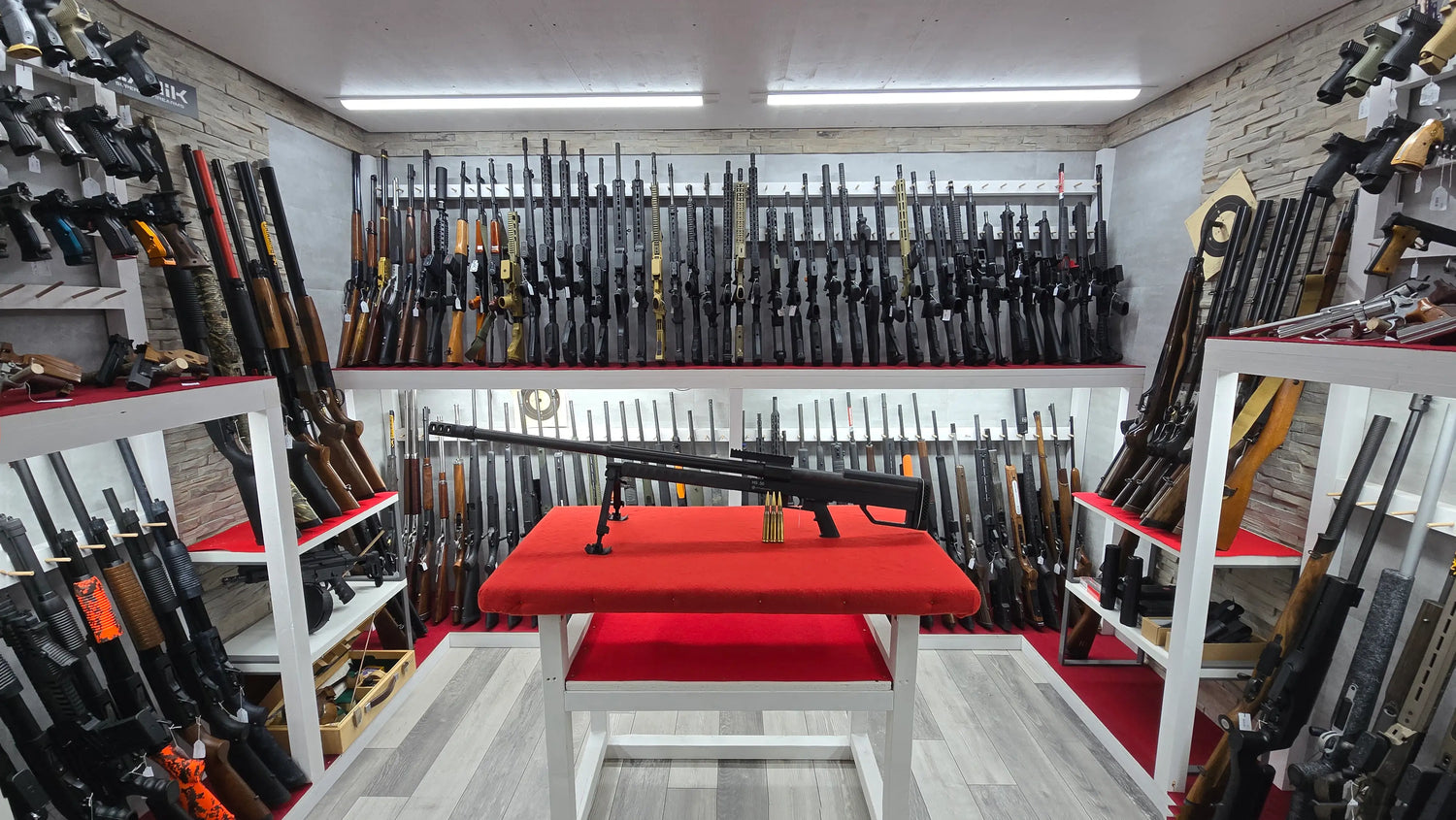 Das Bild zeigt einen professionell eingerichteten Waffenraum bzw. Verkaufsraum.